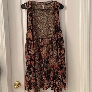 Floral sleeveless kimono